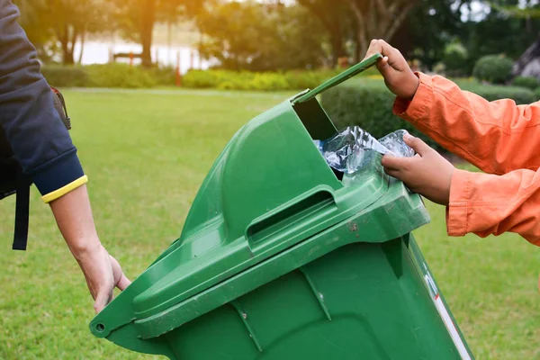 Handen Håller Tom Flaska Papperskorgen Volontär Koncept — Stockfoto