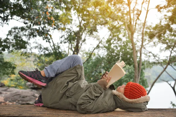Asiatico Ragazzo Reading Libro Parco Relax Tempo Inverno Stagione — Foto Stock