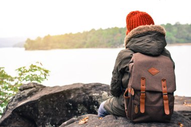 Asyalı çocuk sırt çantası doğada kış sezonu, tatil kavramı seyahat, seçici ve yumuşak odak, hippi tarzı tonunu Relax zamanında