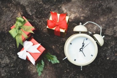 Hediye kutusu taş, beyaz çalar saat ile Noel ve yeni yıl kavramı