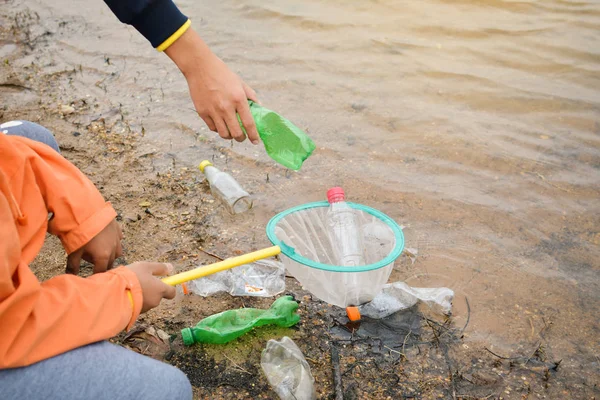 Chłopiec Zbierając Puste Butelki Plastikowe Wolontariuszy Koncepcja Człowieka — Zdjęcie stockowe