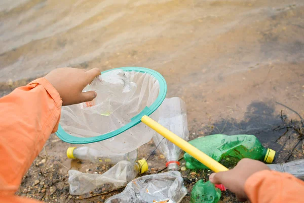 Chłopiec Dłoń Zbierając Puste Butelki Plastikowe Koncepcja Wolontariuszy — Zdjęcie stockowe