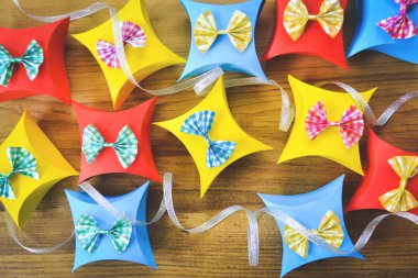 Renkli hediye kutusu kağıda kahverengi ahşap, Noel ve yeni yıl kavramı, seçici ve yumuşak odak