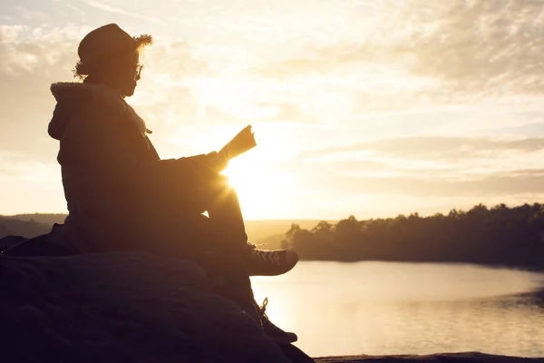 Silhouette Vecchie Donne Felici Che Leggono Libro Seduto Sulla Roccia — Foto Stock