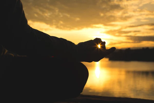 Silhouette Della Vecchia Yoga Donna Vicino Lago Durante Tramonto Tempo — Foto Stock