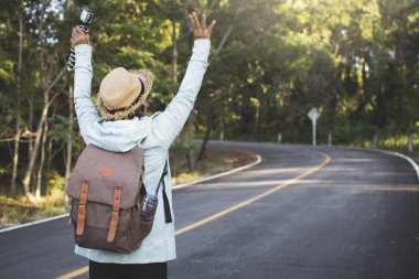 Yolda seyahat mutlu hippi eski kadın sırt çantası dinlenmek zaman ve tatil, renk vintage tarzı seçici ve yumuşak odak