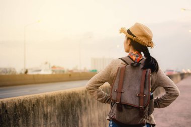 Asyalı kadınlar backpacker dinlenmek zaman tatil hipster Lifestyle, renk tarzı vintage tonu