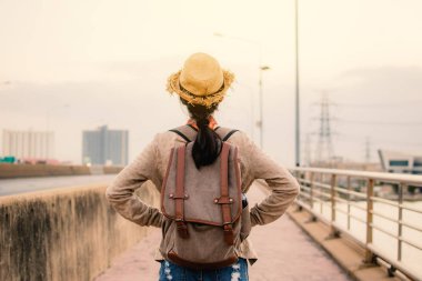 Asyalı kadınlar backpacker dinlenmek zaman tatil hipster Lifestyle, renk tarzı vintage tonu