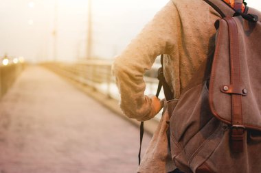 Asyalı kadınlar backpacker dinlenmek zaman tatil hipster Lifestyle, renk tarzı vintage tonu