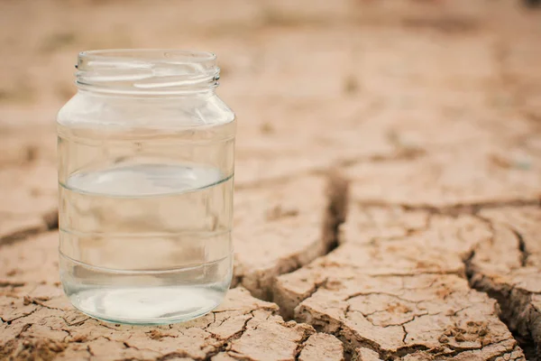 Tarro Vidrio Suelo Seco Agrietado Concepto Sequía Crisis Del Agua —  Fotos de Stock