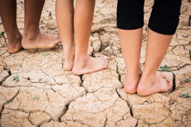 Ayak insanlar kırık kuru zemin .concept umut ve kuraklık