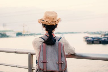 Asyalı kadınlar backpacker dinlenmek zaman tatil hipster Lifestyle, renk tarzı vintage tonu