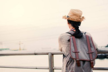 Asyalı kadınlar backpacker dinlenmek zaman tatil hipster Lifestyle, renk tarzı vintage tonu