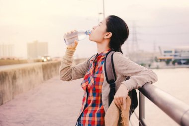 Asyalı kadınlar içme suyu backpacker sırasında dinlenmek zaman tatil hipster Lifestyle, renk tarzı vintage tonu