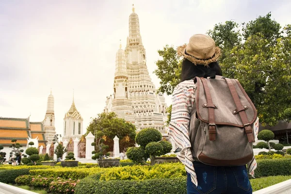 Asyalı kadınlar backpacker Wat Arun temple seyahat, tatil hipster yaşam tarzı zamanında sakin ol