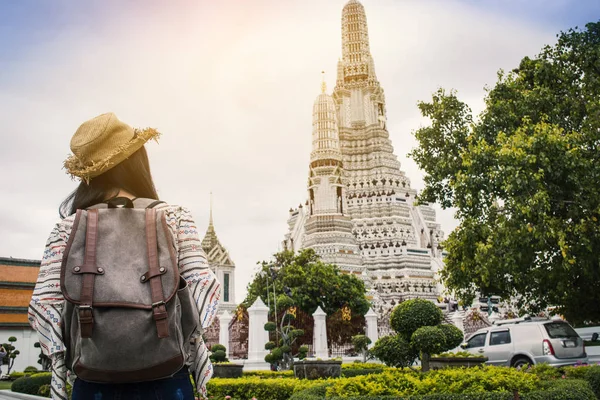 Asyalı kadınlar backpacker Wat Arun temple seyahat, tatil hipster yaşam tarzı zamanında sakin ol