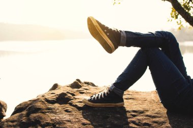 Doğada, kayaya uyuyan çocuk metrelik sakin tatil kavramı seyahat, seçici ve yumuşak odak, hippi tarzı tonunu zamanında