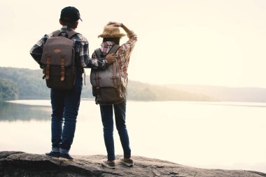 Doğa, tatil kavramı seyahat, seçici ve yumuşak odak, hippi tarzı tonunu Relax zamanında Asyalı kız ve erkek sırt çantası