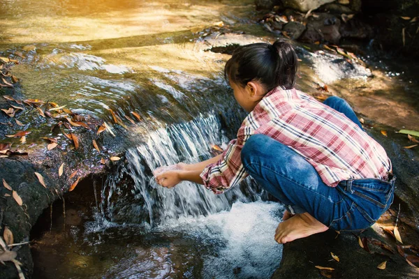 Schattig Meisje Drinkwater Uit Waterval Stream Bos — Stockfoto