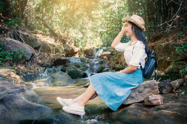 Mulher Asiática Mochileiro Sentado Rocha Perto Cachoeira Fundo Floresta Relaxe — Fotografia de Stock