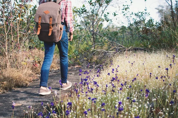 美しい花の下にバック グラウンドで歩く少女の足をリラックスに休暇時間 — ストック写真