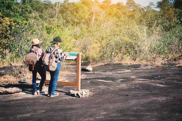 Gelukkige Aziatische Kinderen Lezen Gids Post Bos Achtergrond Concept Backpacker — Stockfoto