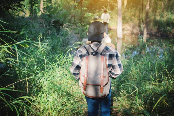 Los Niños Asiáticos Caminando Bosque Tiempo Relax Vacaciones Concepto Mochilero — Foto de Stock