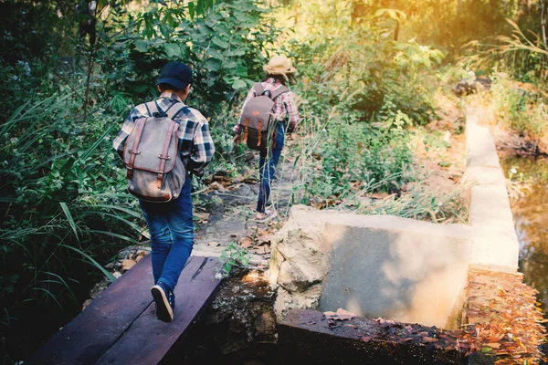 Los Niños Asiáticos Caminando Bosque Tiempo Relax Vacaciones Concepto Mochilero — Foto de Stock