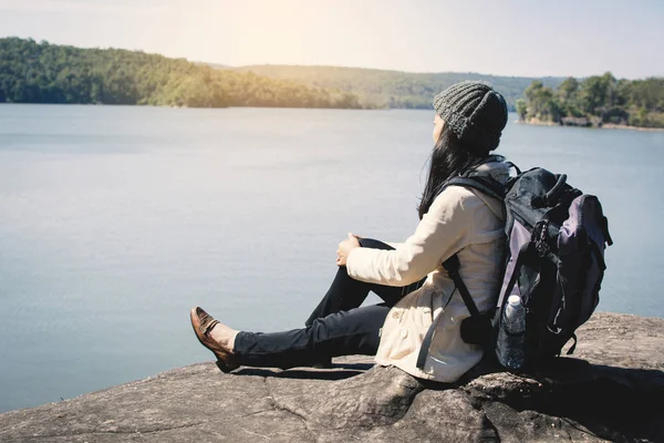 Gelukkig Aziatische Vrouw Backpacker Natuur Winterseizoen Ontspannen Tijd Concept Vakantiereizen — Stockfoto