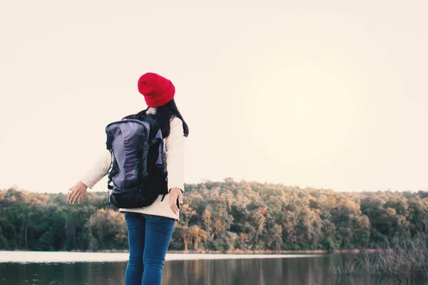 Mujer Asiática Feliz Mochilero Naturaleza Temporada Invierno Tiempo Relax Viajes —  Fotos de Stock