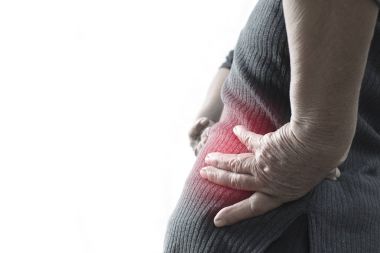 Beyaz arka planda, hastalık yaşlı sorun kavramının yaşlı kadın sırt ağrısı