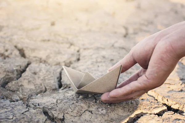 Рука Держит Бумажную Лодку Трещинах Земли Концепция Засухи — стоковое фото