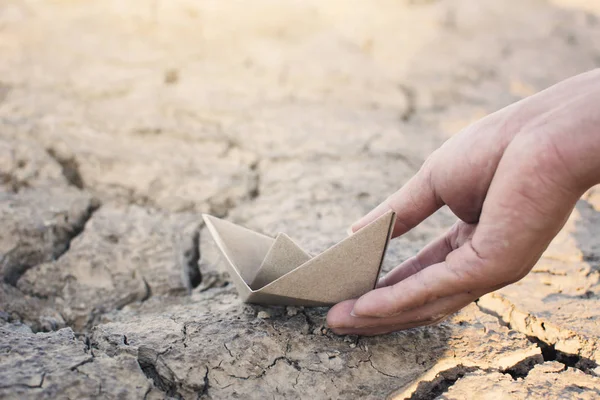 Barco Papel Mano Tierra Agrietada Concepto Sequía — Foto de Stock