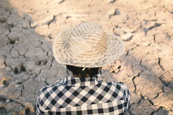 Hombre Asiático Suelo Seco Agrietado Concepto Sequía Ambiente Crisis — Foto de Stock