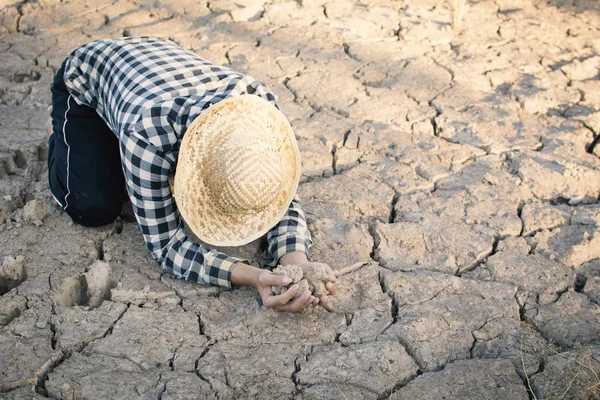 Hombre Asiático Suelo Seco Agrietado Concepto Sequía Ambiente Crisis — Foto de Stock