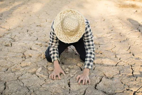 Asiatico Uomo Seduto Cracking Asciutto Terra Concetto Siccità Crisi Ambiente — Foto Stock