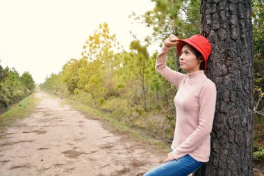 Orman arka plan, tatil kavramı seyahat, vintage sesi ve yumuşak odak rengini Relax zamanında hipster kadınlarda