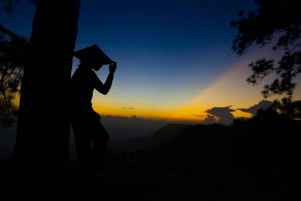 Silhouette Femme Heureuse Touriste Attente Coucher Soleil Temps Détente Vacances — Photo