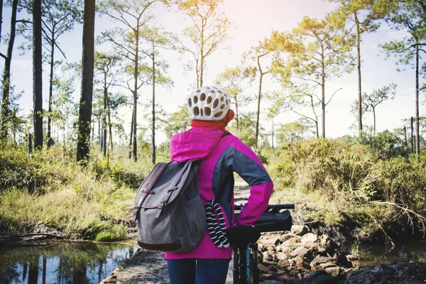 时髦的妇女背包旅行与自行车在森林放松时间和假期 颜色复古风格选择和软焦点 — 图库照片