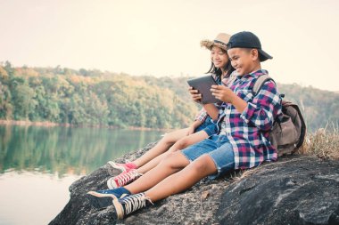 Asyalı çocuk tablet doğada, oyun sakin tatil kavramı seyahat, seçici ve yumuşak odak, hippi tarzı tonunu zamanında