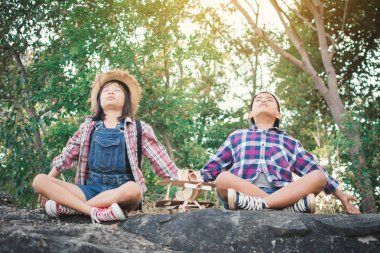 Asyalı kız ve erkek doğa, oynarken Relax tatil kavramı seyahat, seçici ve yumuşak odak, hippi tarzı tonunu zamanında