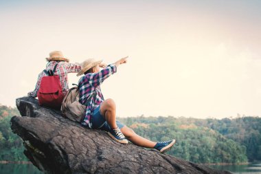 Doğa, tatil kavramı seyahat, seçici ve yumuşak odak, hippi tarzı tonunu Relax zamanında Asyalı kız ve erkek sırt çantası
