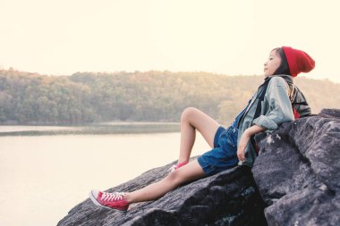 Asyalı kız sırt çantasında doğa, tatil kavramı seyahat, seçici ve yumuşak odak, hippi tarzı tonunu Relax zamanında