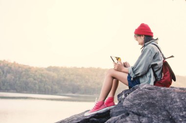 Asyalı kız tablet doğa, Relax zaman oynamak tatil kavramı seyahat, seçici ve yumuşak odak, hippi tarzı sesi