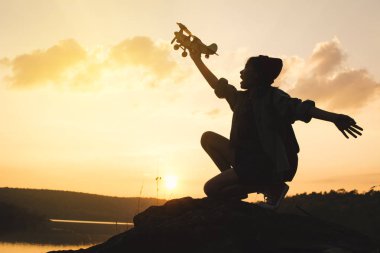 Kız oynamaktan doğa, Relax kez tatil kavramı seyahat ve özgürlük, seçmeli ahşap düzlemde ve yumuşak odak, hippi tarzı tonunu silüeti