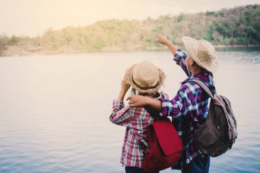 Doğa, tatil kavramı seyahat, seçici ve yumuşak odak, hippi tarzı tonunu Relax zamanında Asyalı kız ve erkek sırt çantası