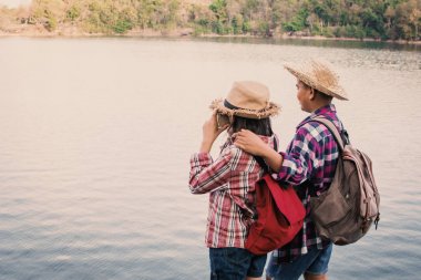 Doğa, tatil kavramı seyahat, seçici ve yumuşak odak, hippi tarzı tonunu Relax zamanında Asyalı kız ve erkek sırt çantası