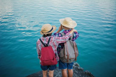 Doğa, tatil kavramı seyahat, seçici ve yumuşak odak, hippi tarzı tonunu Relax zamanında Asyalı kız ve erkek sırt çantası