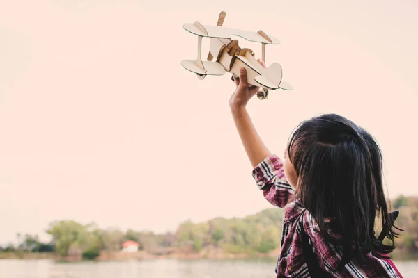 Азиатская Девушка Играет Деревянный Самолет Природе Расслабьтесь Время Отдых Концепции — стоковое фото