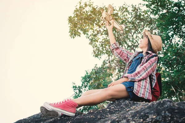 Chica Asiática Jugando Avión Madera Naturaleza Tiempo Relax Viajes Concepto —  Fotos de Stock